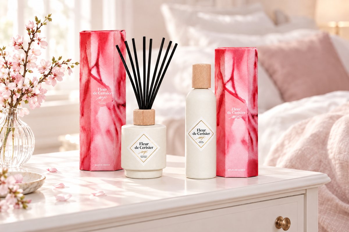 Ambientador en spray y mikado Fleur de Cerisier de My Jolie Candle en un dormitorio