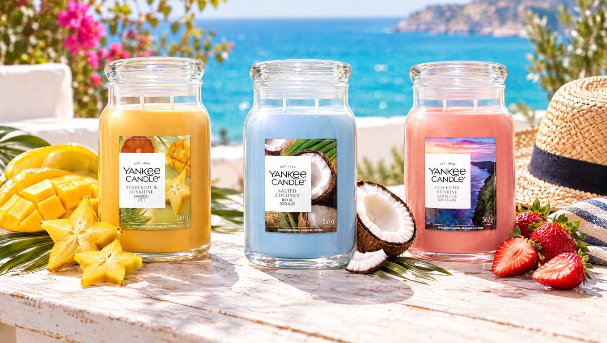 Velas Yankee Candle Starfruit & Sunshine, Salted Coconut y Cliffside Sunrise en una terraza junto al mar